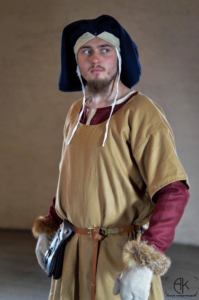 1 ručne šitý odev šľachtica z prvej polocie 14. storočia.