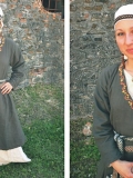 25 ľanové šaty s výšivkou inšpirovanou Tapisériou z Bayoux